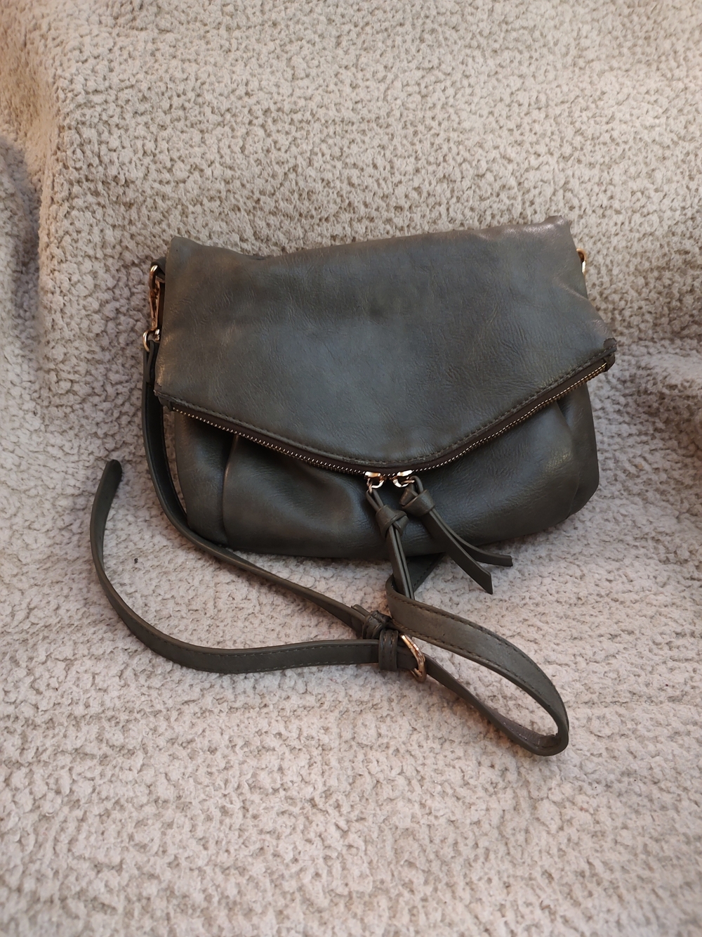 Women's Olive Crossbody Bag - Classic Everyday Style